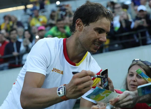 Il campione olimpico spagnolo Rafael Nadal regala autografi dopo la semifinale maschile dei Giochi Olimpici di Rio 2016 — Foto Stock