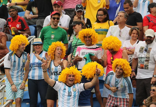 Los aficionados argentinos apoyan al campeón del Grand Slam Juan Martin Del Potro de Argentina durante el partido masculino de tenis individual de los Juegos Olímpicos de Río 2016 —  Fotos de Stock