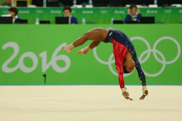 La campeona olímpica Gabby Douglas de Estados Unidos compite en el ejercicio de suelo durante la clasificación de gimnasia femenina en los Juegos Olímpicos de Río 2016 — Foto de Stock