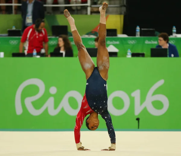 La campeona olímpica Gabby Douglas de Estados Unidos compite en el ejercicio de suelo durante la clasificación de gimnasia femenina en los Juegos Olímpicos de Río 2016 — Foto de Stock