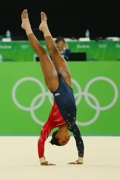 La campeona olímpica Gabby Douglas de Estados Unidos compite en el ejercicio de suelo durante la clasificación de gimnasia femenina en los Juegos Olímpicos de Río 2016 — Foto de Stock