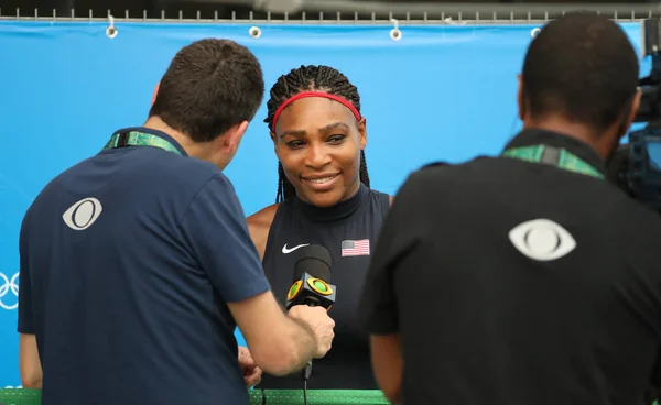 Olympisch kampioen Serena Williams van Verenigde Staten tijdens Tv interview na singles match van de Rio 2016 Olympische spelen op het Olympisch tenniscentrum eerste ronde — Stockfoto