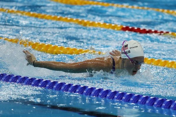 La campeona olímpica Melanie Margalis de Estados Unidos nada los 200m Individual Medley Heat 4 de Rio 2016 Juegos Olímpicos en el Estadio Olímpico Acuático — Foto de Stock