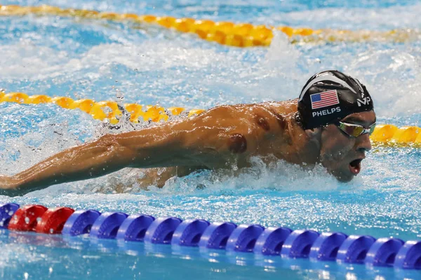 El campeón olímpico Michael Phelps de Estados Unidos compite en la semifinal masculina de mariposas de 200m en los Juegos Olímpicos de Río 2016 — Foto de Stock