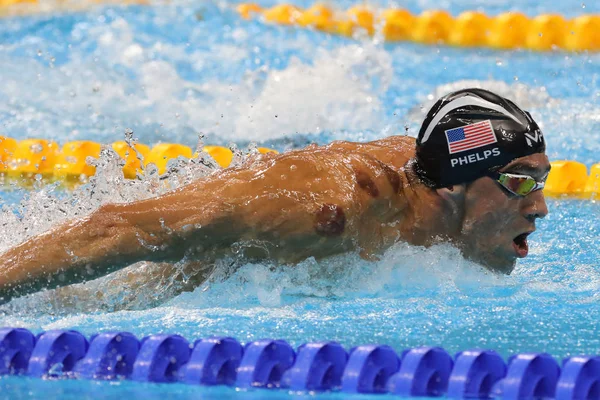 El campeón olímpico Michael Phelps de Estados Unidos compite en los 200m mariposa masculina en los Juegos Olímpicos de Río 2016 —  Fotos de Stock