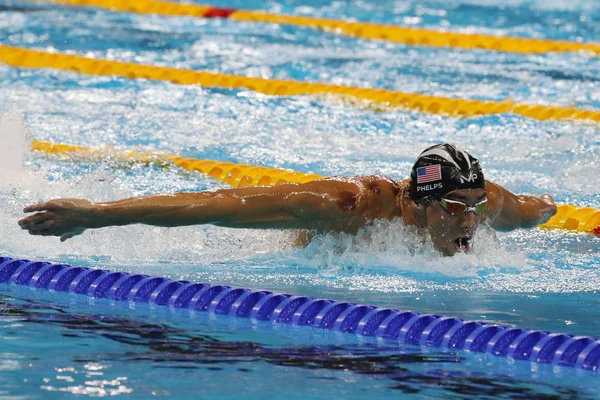 Olympiasieger Michael Phelps aus den Vereinigten Staaten tritt bei den Olympischen Spielen 2016 in Rio über 200 m Schmetterling an — Stockfoto