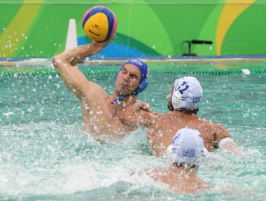 Su topu takımı Macaristan'da (mavi) ve Rio 2016 Olimpiyatları erkekler ön yuvarlak Grup A maç sırasında eylem Yunanistan'da takım