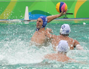 Su topu takımı Macaristan'da (mavi) ve Rio 2016 Olimpiyatları erkekler ön yuvarlak Grup A maç sırasında eylem Yunanistan'da takım