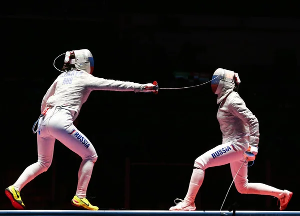 Sofya Velikaya (L) y Yana Egorian de Rusia en acción durante la final en el sable individual femenino de los Juegos Olímpicos de Río 2016 — Foto de Stock