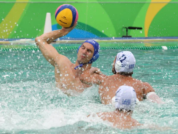 Su topu takımı Macaristan'da (mavi) ve Rio 2016 Olimpiyatları erkekler ön yuvarlak Grup A maç sırasında eylem Yunanistan'da takım