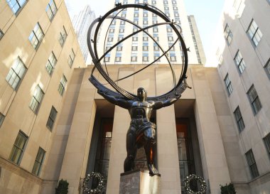 Manhattan şehir merkezinin Lee Lawrie Rockefeller Merkezi önünde tarafından Atlas heykeli