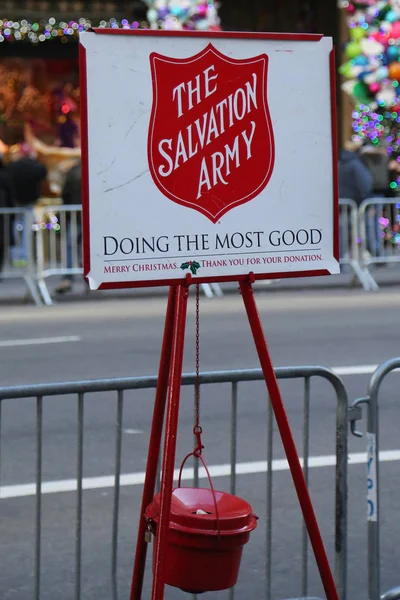 Caldera roja del Ejército de Salvación para colecciones en el centro de Manhattan —  Fotos de Stock