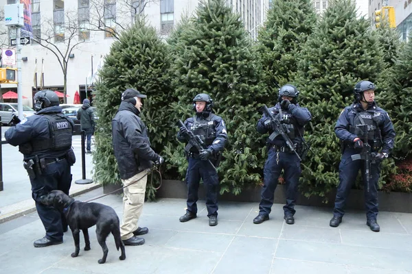 纽约市警察局反恐怖主义官员提供在洛克菲勒中心在曼哈顿中城的安全 — 图库照片
