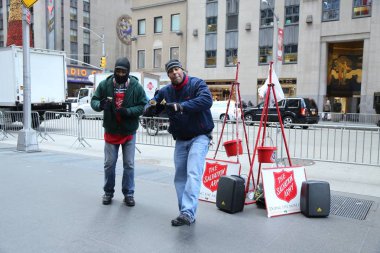 Manhattan şehir merkezinin koleksiyonların Kurtuluş Ordusu asker gerçekleştirir