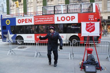 Manhattan şehir merkezinin koleksiyonların Kurtuluş Ordusu asker gerçekleştirir