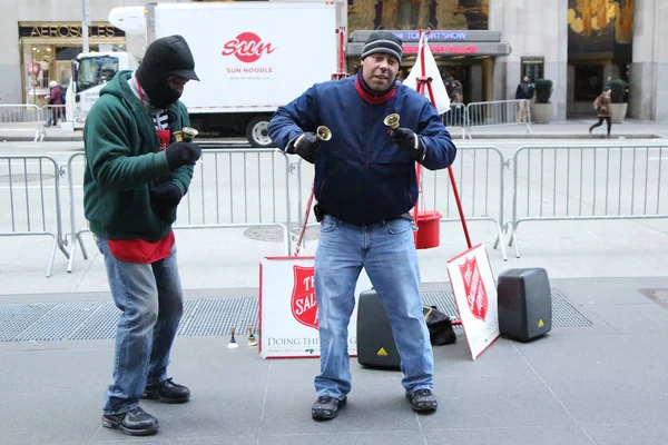Salvation Army soldier performs for collections in midtown Manhattan — Stock Photo, Image