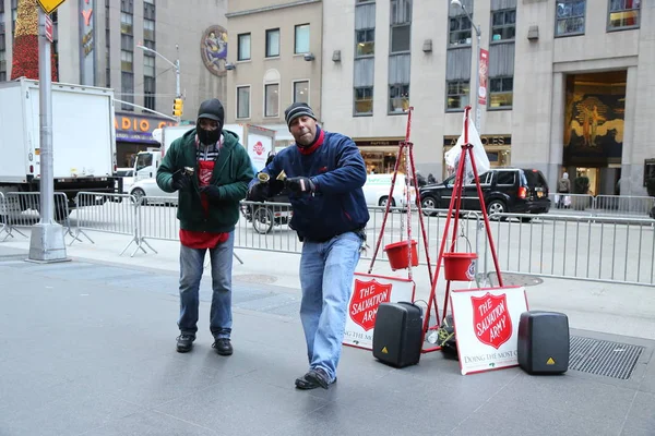 Salvation Army soldier performs for collections in midtown Manhattan — Stock Photo, Image