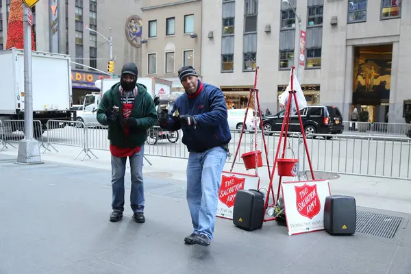 Salvation Army soldier performs for collections in midtown Manhattan — Stock Photo, Image