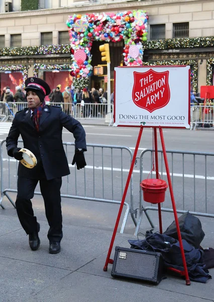 Salvation Army soldier performs for collections in midtown Manhattan — Stock Photo, Image