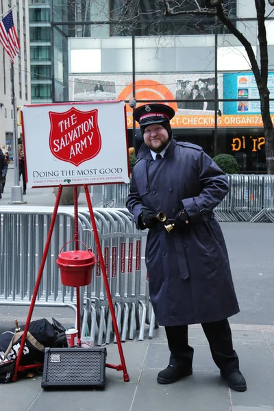 Voják Armády spásy vykonává pro sbírky v centru Manhattanu — Stock fotografie