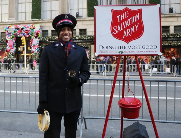 Солдат Армии Спасения выступает за коллекции в центре Манхэттена — стоковое фото