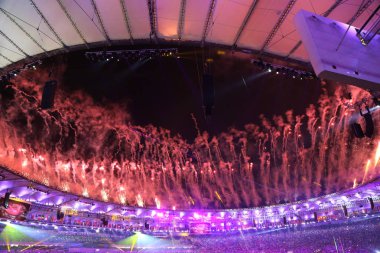 Rio de Janeiro'da Maracana Stadı nda Rio 2016 Olimpiyatları açılış töreni sırasında havai fişek