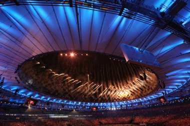 Rio de Janeiro'da Maracana Stadı nda Rio 2016 Olimpiyatları açılış töreni sırasında havai fişek