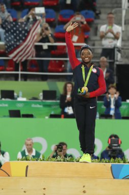 Kadın tüm-çevrede jimnastik şampiyonu Rio 2016 Olimpiyat Oyunları Simone Biles of Team Usa madalya töreni sırasında