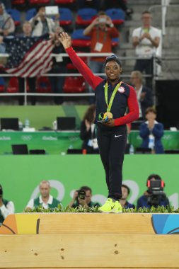 Kadın tüm-çevrede jimnastik şampiyonu Rio 2016 Olimpiyat Oyunları Simone Biles of Team Usa madalya töreni sırasında