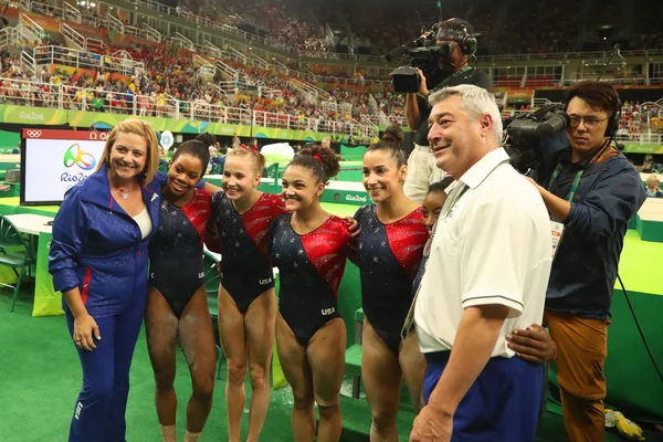 Команда США с тренерами после квалификации по многоборью среди женщин на Олимпийских играх в Рио-2016 — стоковое фото