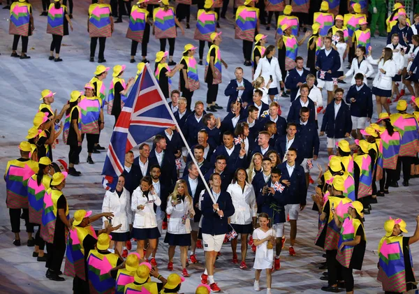 Olympiasieger andy murray mit der Fahne des Vereinigten Königreichs an der Spitze des olympischen Teams Great Britain bei der Eröffnungszeremonie in Rio 2016 — Stockfoto