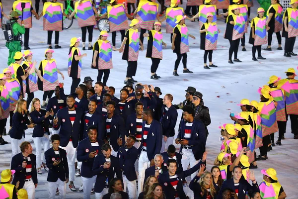 Equipo Olímpico de Baloncesto EE.UU. marchando en el Estadio Maracana durante la Ceremonia de Apertura Río 2016 — Foto de Stock