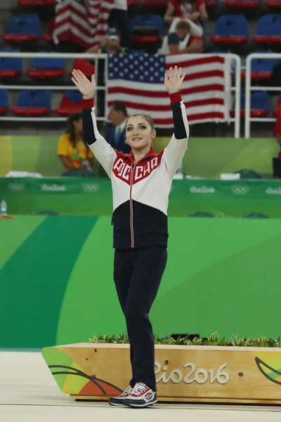 女性の万能体操メダリストでリオ 2016年オリンピック アリヤ Mustafina のロシア連邦メダル式の間に (ブロンズ) — ストック写真