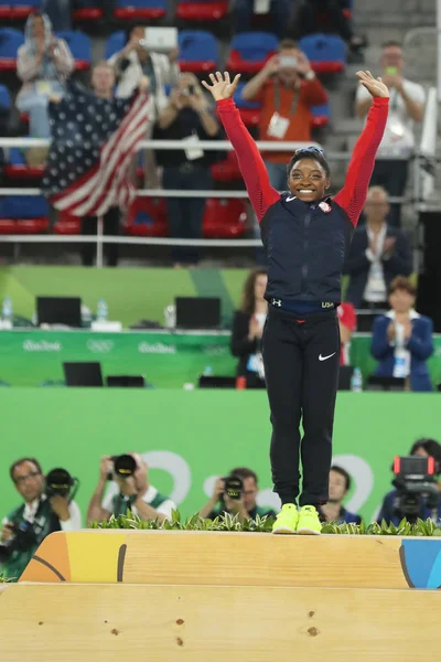 Campeona de gimnasia femenina en los Juegos Olímpicos de Río 2016 Simone Biles of Team USA durante la ceremonia de medalla — Foto de Stock