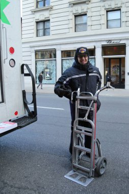 FedEx sürücüsü paketleri tatil sezonu boyunca Manhattan'da sunar.