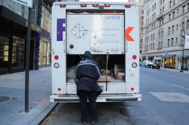 FedEx sürücüsü paketleri tatil sezonu boyunca Manhattan'da sunar.