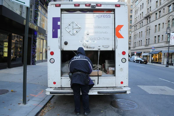 Fedex 드라이버는 맨해튼에 휴가 시즌 동안 패키지를 제공. — 스톡 사진