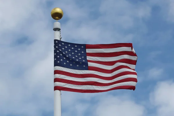 高く飛んでいるアメリカの国旗 — ストック写真