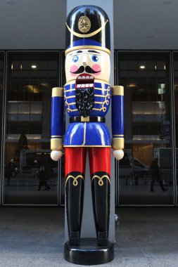 Midtown Manhattan'da ahşap Fındıkkıran Noel dekorasyon 