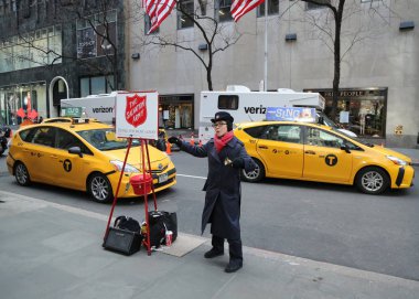 Manhattan şehir merkezinin koleksiyonların Kurtuluş Ordusu asker gerçekleştirir