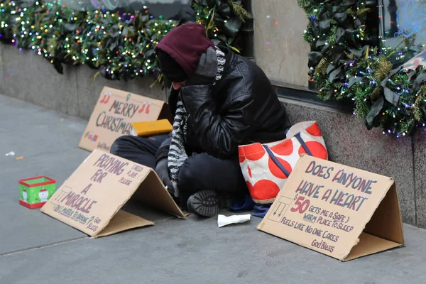 Przechowywać bezdomnego przed worki Fifth Avenue na Manhattanie — Zdjęcie stockowe