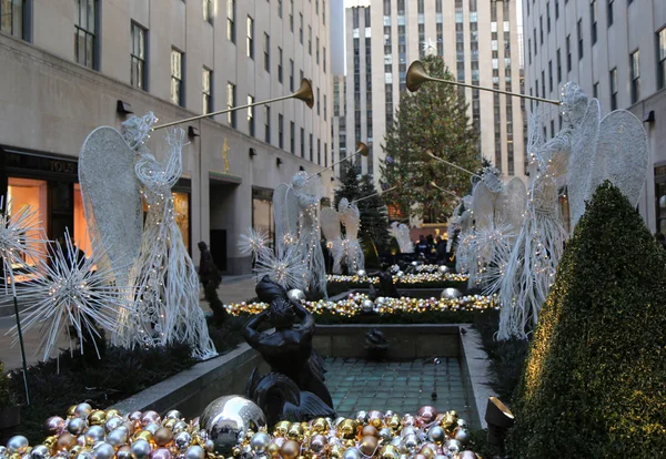 Angel Christmas Decorations and Christmas Tree at the Rockefeller Center in Midtown Manhattan — Stock Photo, Image