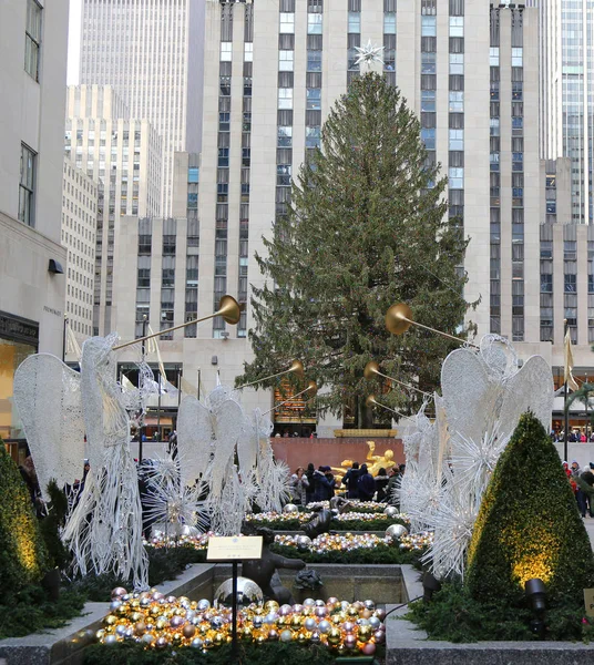 Άγγελος Χριστούγεννα διακοσμήσεις και το χριστουγεννιάτικο δέντρο στο Rockefeller Center στο κέντρο του Μανχάταν — Φωτογραφία Αρχείου