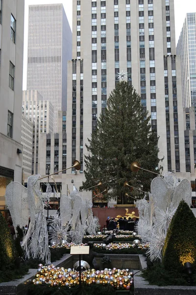 Adornos de Navidad de Ángel y Árbol de Navidad en el Rockefeller Center en Midtown Manhattan — Foto de Stock