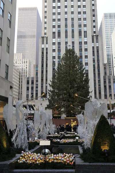 Άγγελος Χριστούγεννα διακοσμήσεις και το χριστουγεννιάτικο δέντρο στο Rockefeller Center στο κέντρο του Μανχάταν — Φωτογραφία Αρχείου