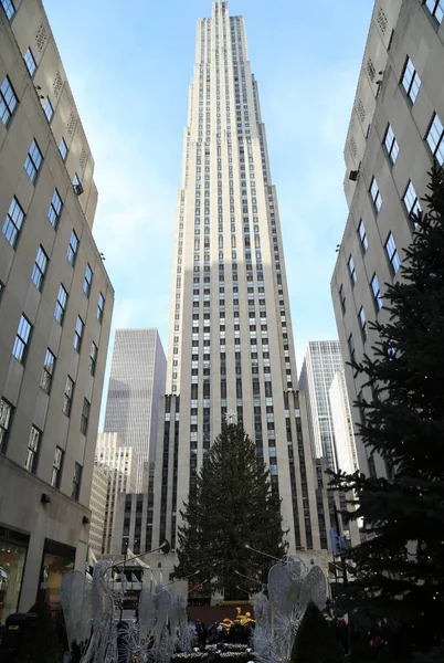 Engel Weihnachtsschmuck und Weihnachtsbaum im Rockefeller Center in Midtown Manhattan — Stockfoto