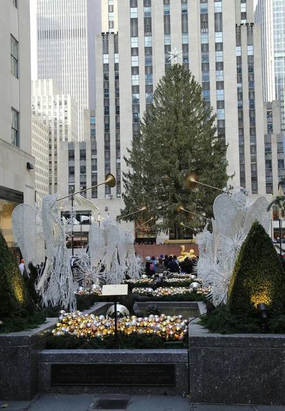 Angel Christmas Decorations and Christmas Tree at the Rockefeller Center in Midtown Manhattan — Stock Photo, Image
