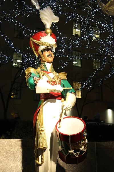 Weihnachtsdekoration für Soldaten aus Holz im Rockefeller Center in Midtown Manhattan — Stockfoto