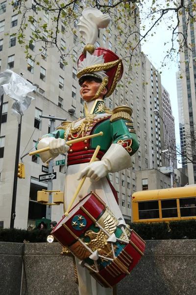 Dřevěná voják bubeník Vánoční dekorace v Rockefellerově centru v Midtownu na Manhattanu v — Stock fotografie
