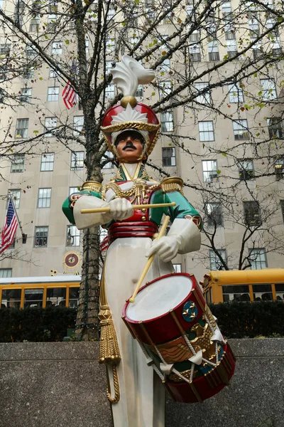 在曼哈顿的洛克菲勒中心的木制士兵鼓手圣诞装饰 — 图库照片